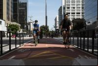 homens pedalam em ciclovia em São Paulo