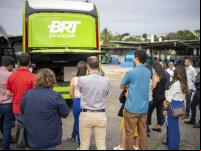 pessoas observam ônibus elétrico 