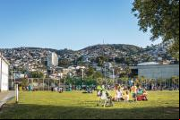 parque urbano com bairro ao fundo