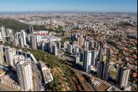 foto de cidade com prédios e casas