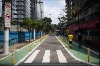 Rua Joel Carlos Borges, próxima à estação Berrini, agora tem mais espaço e proteção para quem caminha (foto: Victor Moriyama/WRI Brasil)