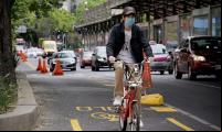 homem pedala em ciclofaixa segregada por trincheiras