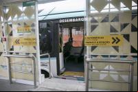 foto de ônibus vazio com porta aberta em estação