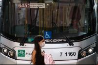 mulher da máscara a em frente a ônibus