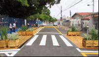Alunos de escola foram incluídos na intervenção de urbanismo tático que, além de segurança, qualificou área com mobiliário como bancos e vasos de plantas