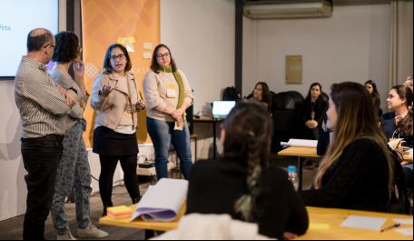 pessoas apresentam projeto