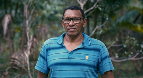 Homem em floresta na Amazônia