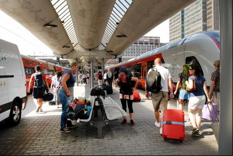 estação metroviária em Oslo, cheia de pessoas com malas