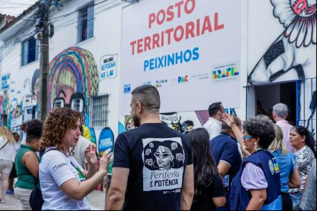 pessoas reunidas em frente a Posto Territorial em Peixinhos, Olinda