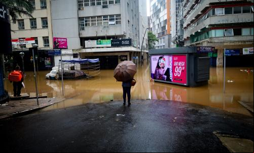 Mesmo enfrentando a falta de luz e água, moradores da região voltam para suas casas, enquanto comerciantes recorrem a barcos na tentativa de recuperar produtos que tenham escapado dos estragos causados pela pior tragédia climática já registrada no Rio Grande do Sul