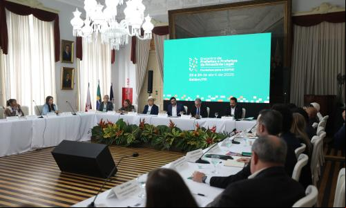 pessoas em mesa de sobre cidades amazônicas